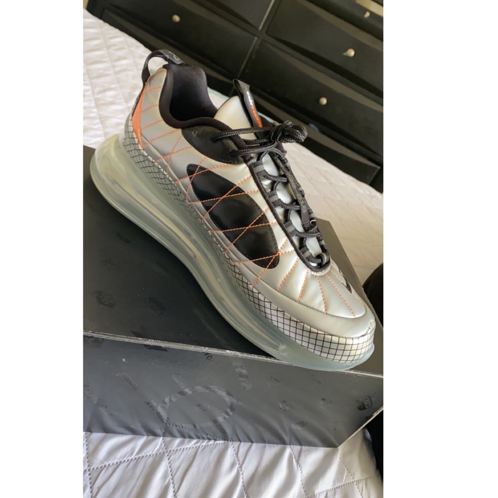 BRAND NEW NEVER WORN!! NIKE AIR MAX-720